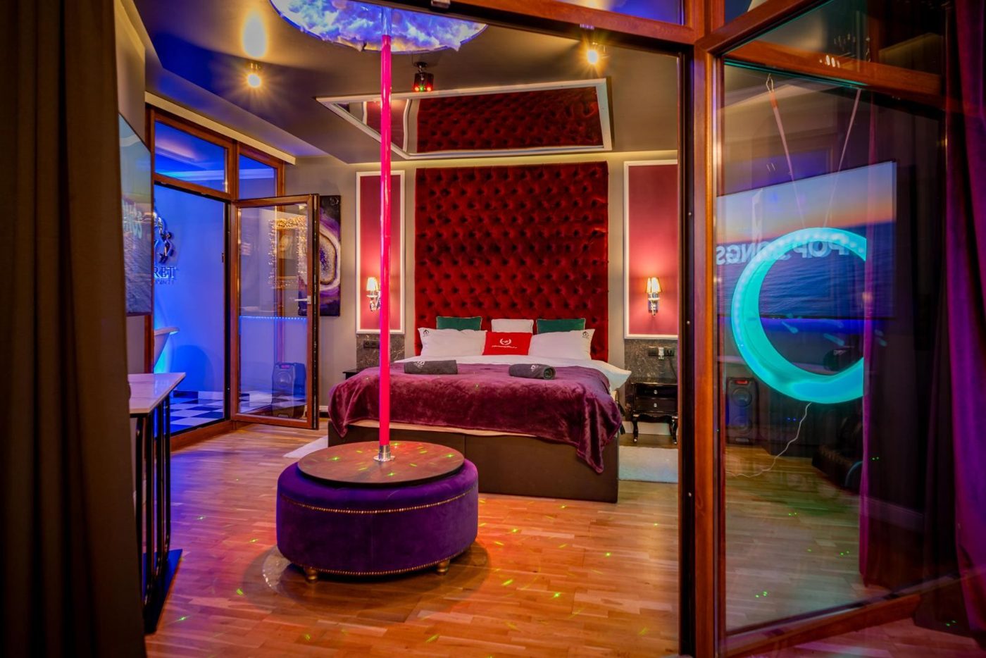 Apartament Secret - wnętrze z łożem
