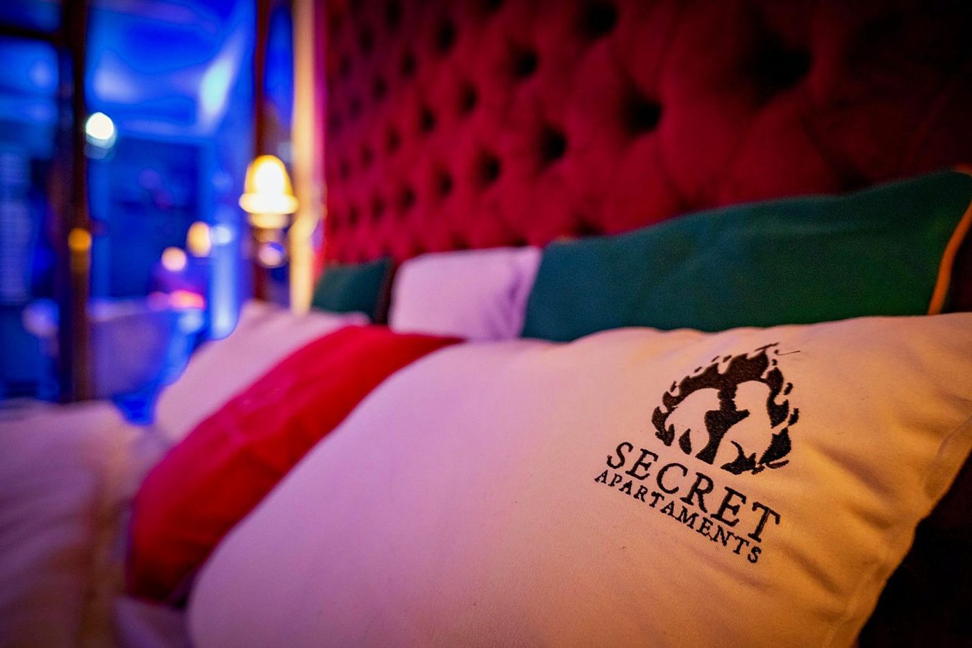 Apartament Secret - łóżko z zagłówkiem